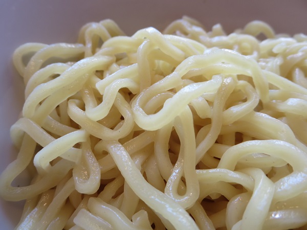 丸源ラーメンの辛肉そばつけ麺の麺の近影画像。