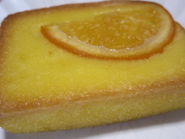 忠三櫻本舗のケークオレンジの別角度からの近影画像。