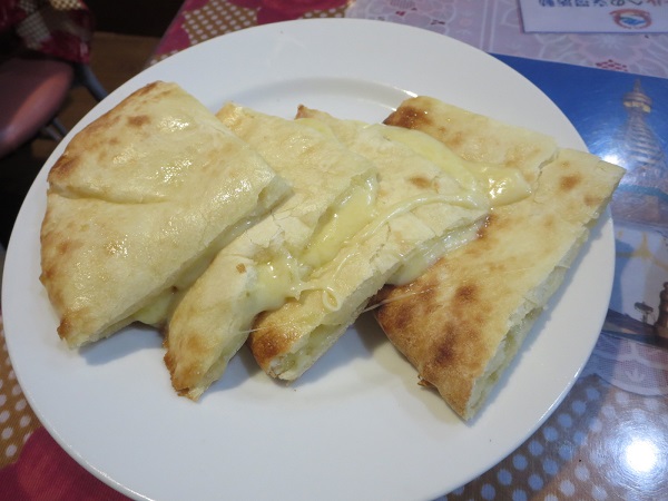 シバーのチキンカレー・チーズナンのチーズナンの近影画像。