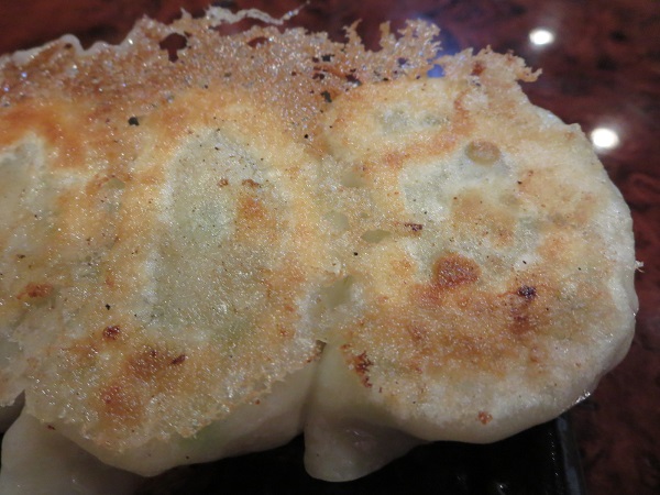 麺屋 丸吉の焼き餃子の近影画像。
