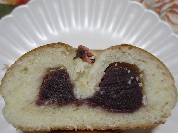 あんですのあんぱん(こし)の断面の近影画像。