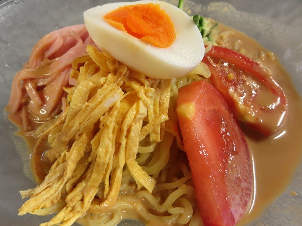 味噌らーめん比田井の冷やし中華の近影画像。