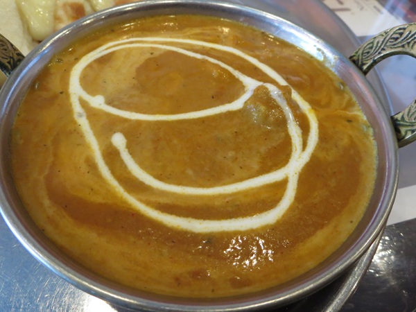 ヒムツリのチキンカレー＆チーズナンのチキンカレーの近影画像。