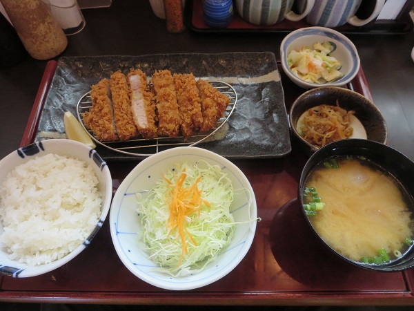 かつわか本店の林SPFロースかつ定食の全体画像。