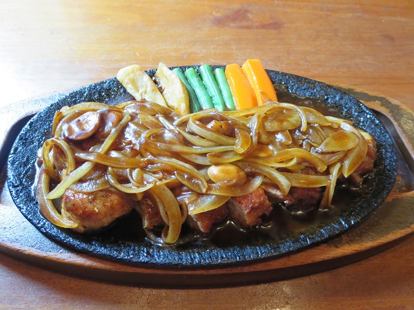とんかつ とん丸のとんてき定食の主菜の近影画像。