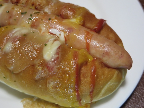 Boulangerie MASSAの豪快あらびきソーセージの近影画像。