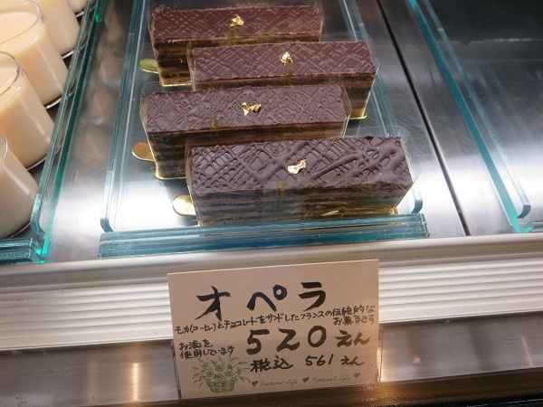 シェ・ピニョンのオペラが置かれているショーケース。