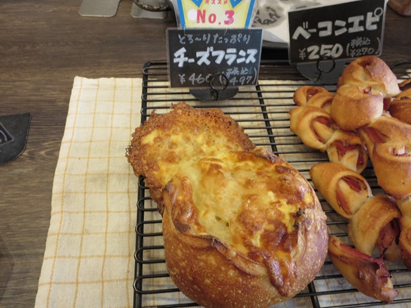 JIROのパン工房のチーズフランスが置かれている陳列棚。