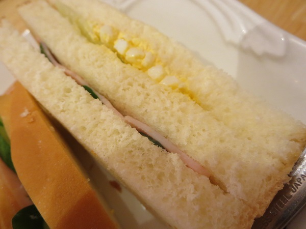 コメダ珈琲店のミックスサンドの別角度からの近影画像。