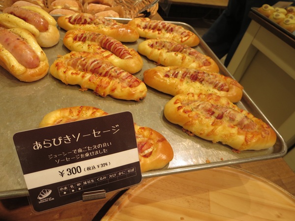 BAKERY&cafe辰巳俱楽部のあらびきソーセージが置かれている陳列棚。