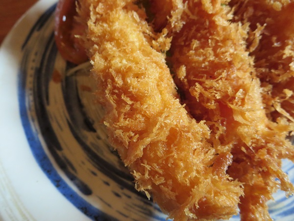 とんかつ とん丸のエビフライ定食のエビフライの別角度からの近影画像。