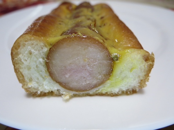 カンテボーレのビッグあらびきフランクの断面の近影画像。
