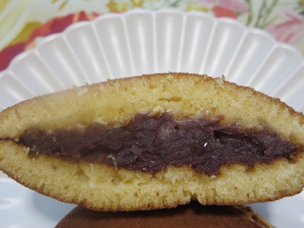 和菓子や 栗山菓舗のどら焼き（マーガリン）の断面の近影画像。