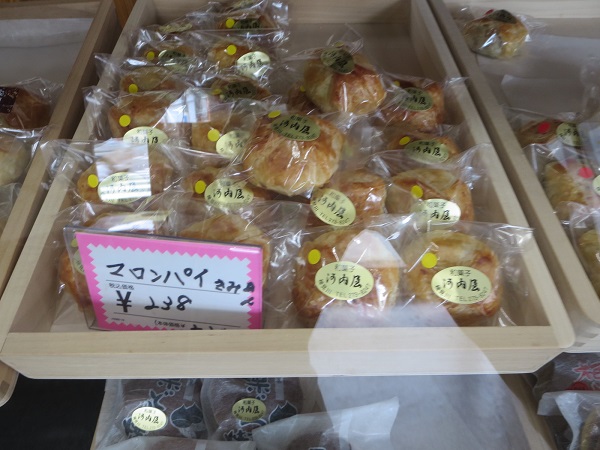 河内屋のマロンパイ（きみあん）が置いてある陳列棚。