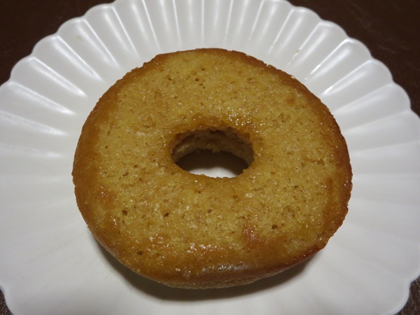 ケーキハウス チューリップの焼ドーナツ(メープル)の裏面の近影画像。