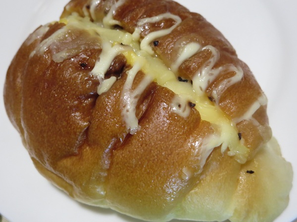 BAKERY＆cafe辰巳俱楽部のホットサンド塩パンの近影画像。