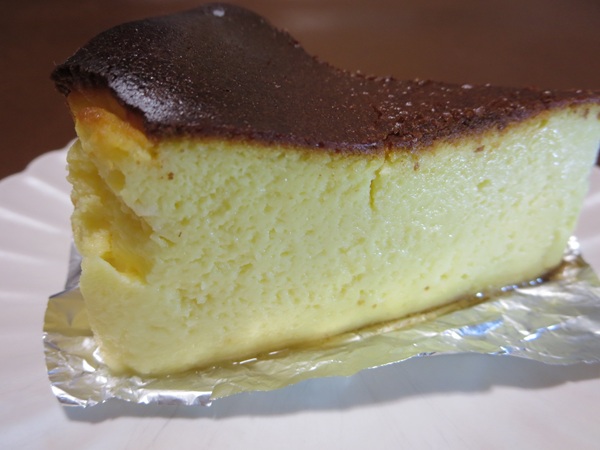 パティスリー・ル・アマレットのバスクチーズケーキの別角度からの近影画像。