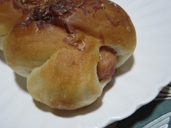 BundBakeryのソーセージロールの近影画像。