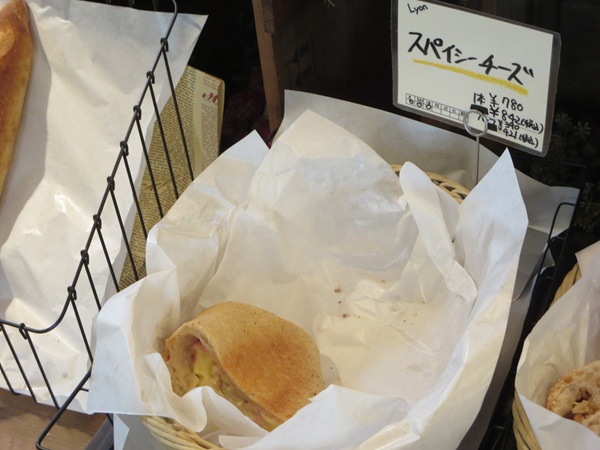 リヨンSUDA COREのスパイシーチーズが置かれている陳列棚。