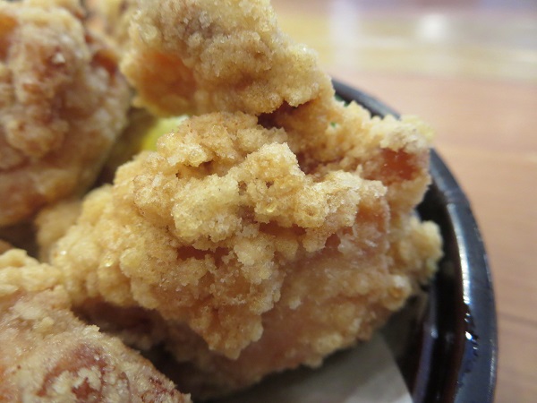南房総やまと寿司の鶏唐揚げの近影画像。