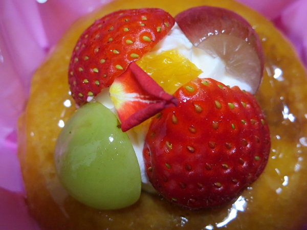 洋菓子工房 ナチュールのラム酒のサバランの別角度からの近影画像。