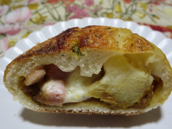 ル ベンケイの焼きチーズカレーフランスのトースト後の近影画像。