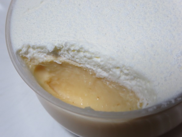 パティスリー CoharuのCoharuプリンの生クリームとプリンの近影画像。
