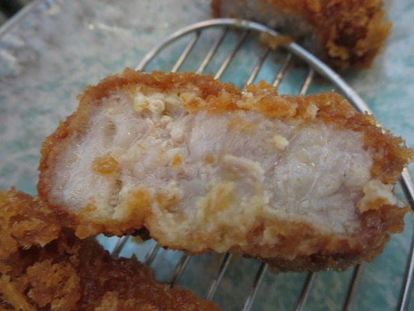 かつわか本店の厚切りロースかつ定食のとんかつの断面の近影画像。別の個体