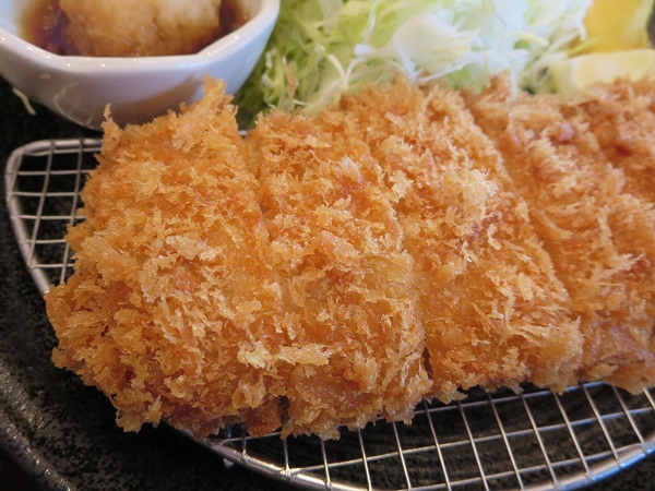 とんでんの富良野産ロースかつ定食のロースかつの近影画像。