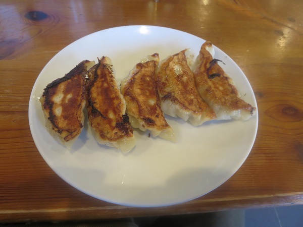 香満園の焼き餃子の全体画像。