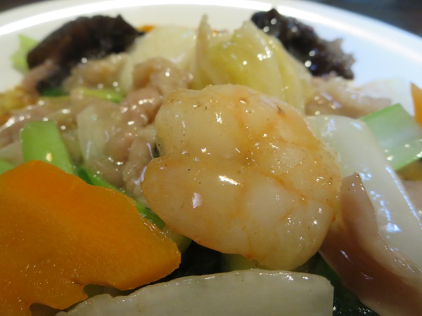 くうろんの五目あんかけ焼きそばのエビの近影画像。