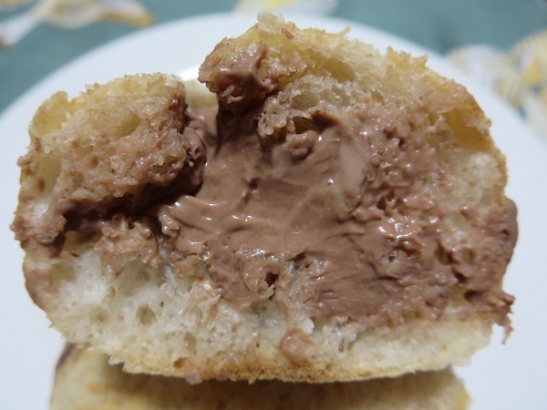 Tiny Bakery トイットのチョコフランスの断面の近影画像。