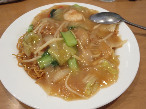 辣碗のあんかけ五目焼きそばの全体画像。