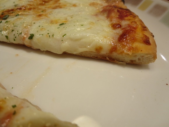 サイゼリヤのバッファローモッツァレラのピザの生地の断面の写真