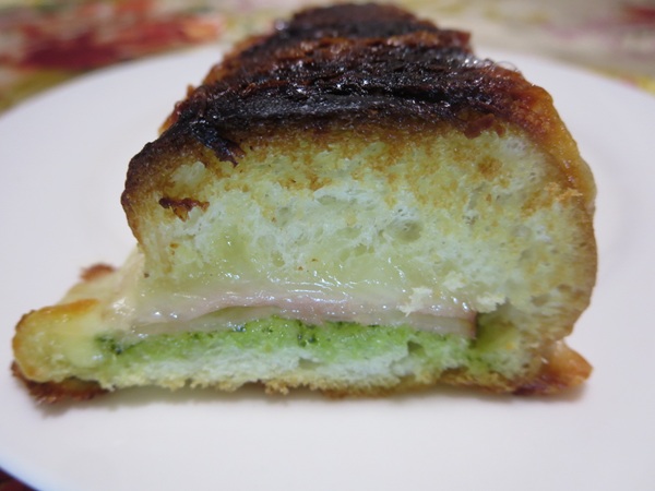 BAKERY&cafe辰巳俱楽部のパニーニのトースト後の断面の近影画像。
