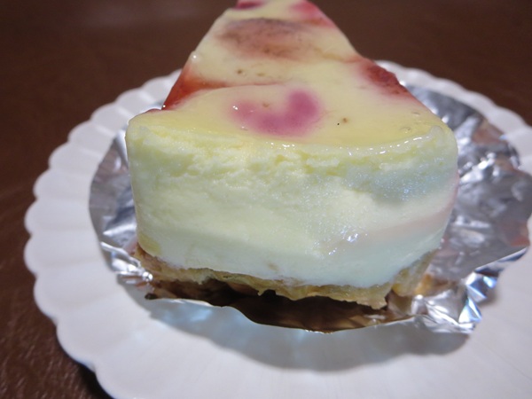 手作り菓子工房 うふの苺のチーズプリンの背面の近影画像。