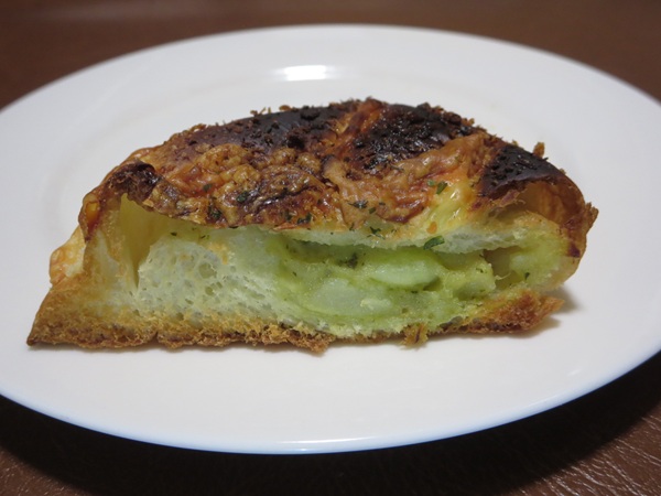 麻布十番モンタボーのバジルツナポテトのトースト後の断面の近影画像。