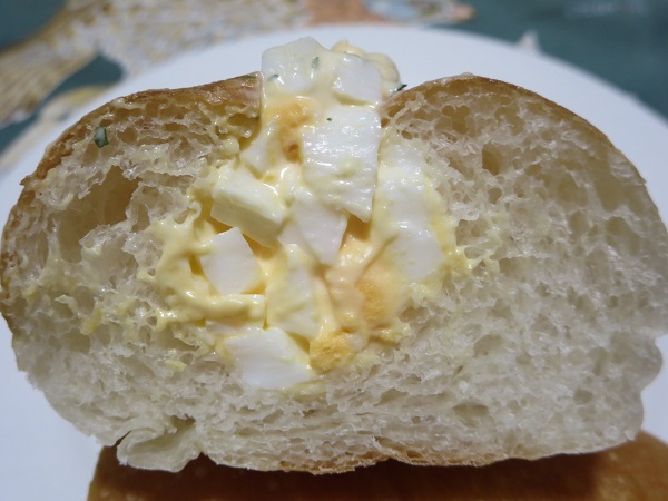 Tiny Bakery トイットのたまごサンドの断面の近影画像。