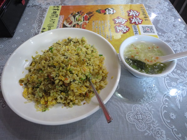 安安食堂の高菜豚肉炒飯の全体画像。
