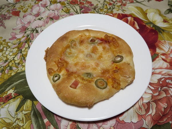 ぱんやPassoのオリーブとベーコンのピザの全体画像。
