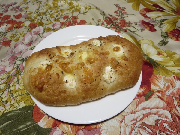 牧場のパン屋さんリヨンの塩パンチーズの全体画像。