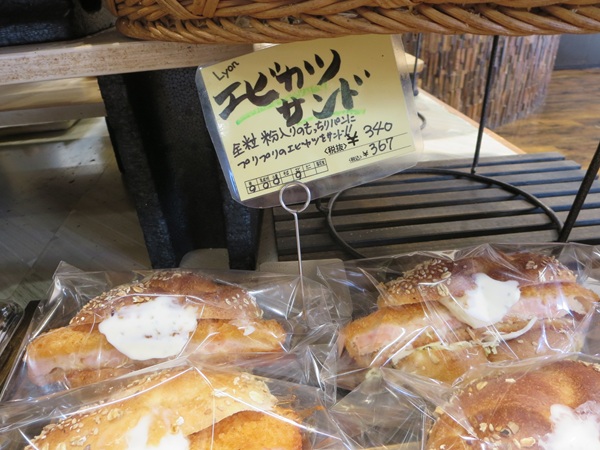 リヨンSUDAトロワのエビカツサンドが置かれている陳列棚。