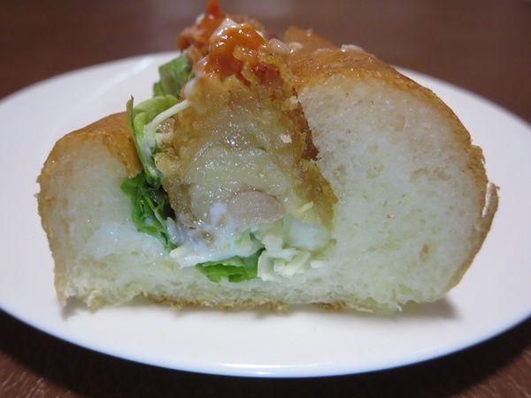 Le Pain Bon Bonの唐揚げドックの断面の近影画像。