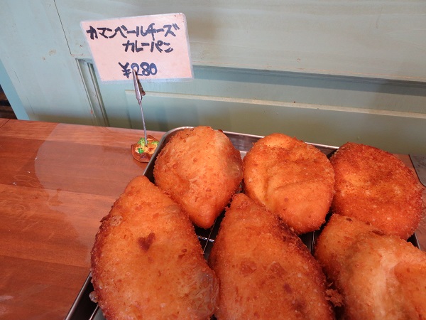 OLLIE BREADのカマンベールチーズカレーパンが置かれている陳列棚。