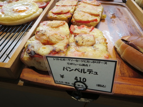 SANBON BAKERYのパンベルデュが置かれている陳列棚。