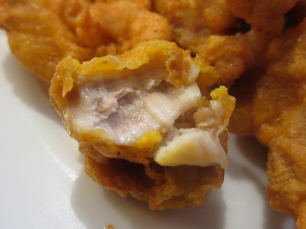 タージ・マハルの鶏の唐揚げの断面の近影画像。