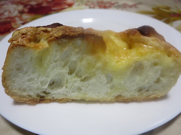 おおみやパンカフェのチーズブールのトースト後の断面の近影画像。