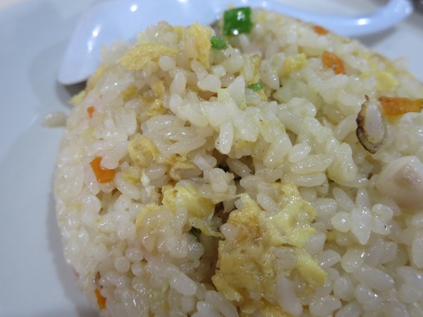 福真楼の五目炒飯の別角度からの近影画像。