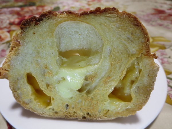 パンとお菓子の店 toco tocoのチーズフランスのトースト後の断面の近影画像。