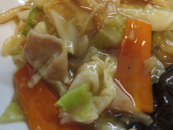 来々軒の五目焼きそばの別角度からの近影画像。
